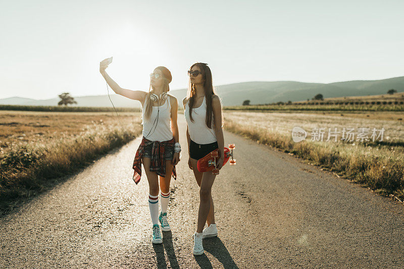 快乐的少女们在户外享受夏日并自拍