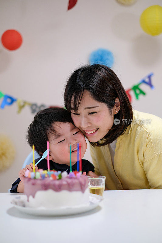 母亲在家为儿子庆祝生日