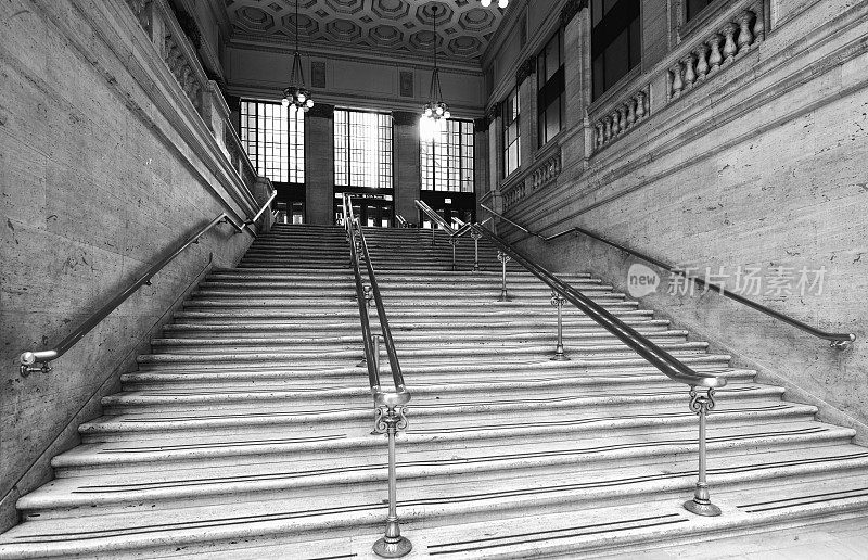 芝加哥联合车站楼梯。黑色和白色。
