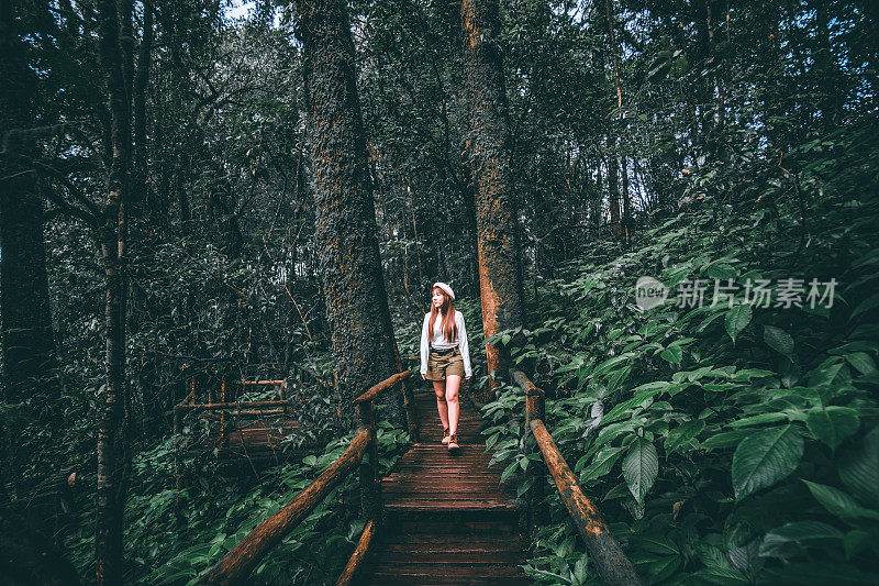 女人在森林中徒步旅行