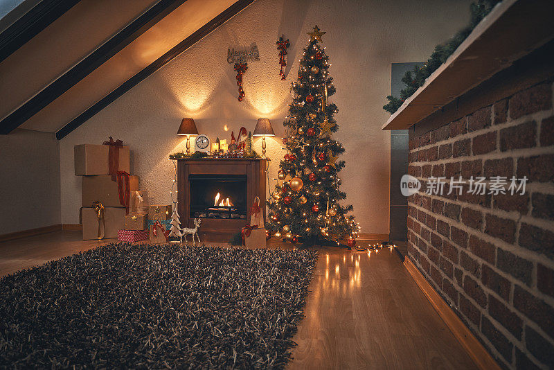 装饰圣诞树与装饰品和节日灯在一个舒适的气氛