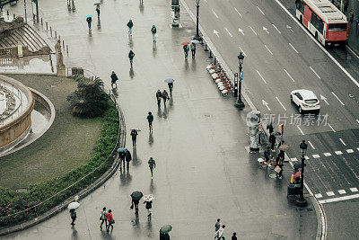 巴塞罗那人们撑着雨伞的鸟瞰图