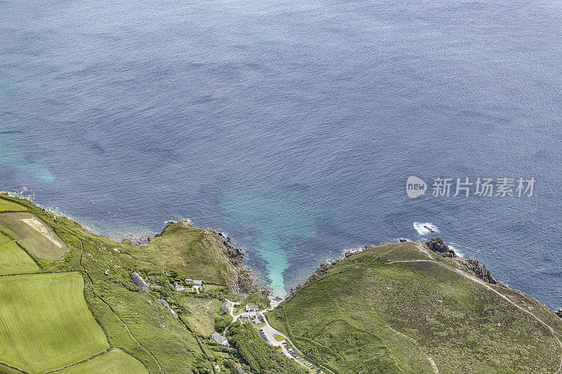 鸟瞰波思瓦拉海滩，康沃尔在一个晴朗的六月的一天。