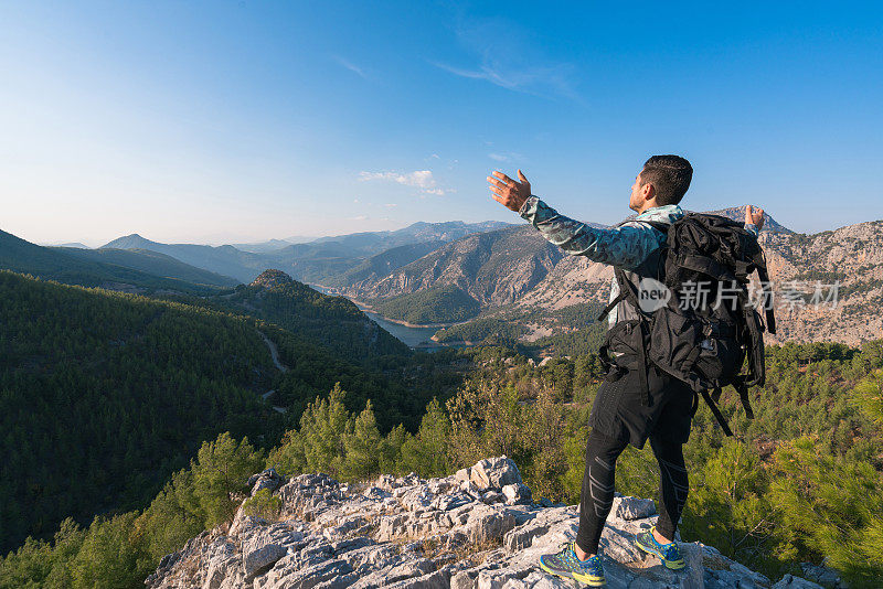 男人旅行家与大背包登山旅行生活概念