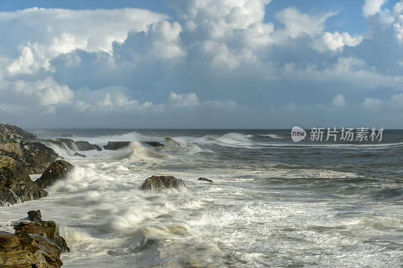 加利福尼亚海岸附近汹涌的海浪