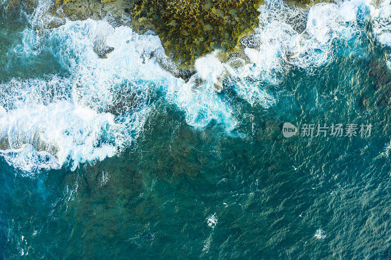 海浪的鸟瞰。强大的波。直接从上面看。