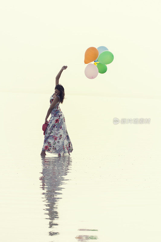 动机或希望的概念，追随你的梦想和灵感，女孩与气球在日落