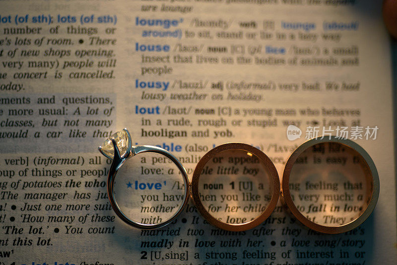 一对结婚戒指和一枚订婚戒指