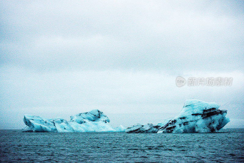 冰山漂浮在Jökulsárlón冰川泻湖冰岛在阴天