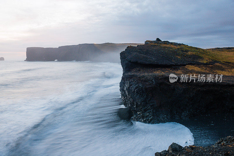 Dyrhólaey冰岛南部景观与波涛汹涌的海洋