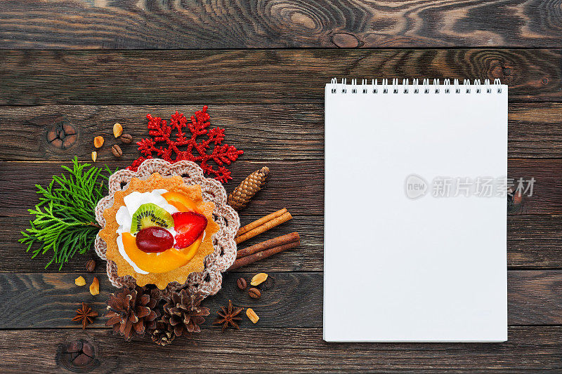 2017年圣诞和新年的背景与水果挞和装饰品-雪花，钩针餐巾，松果。文本。