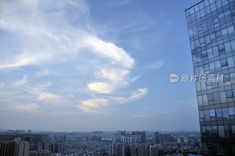 夕阳下建筑物的玻璃幕墙。