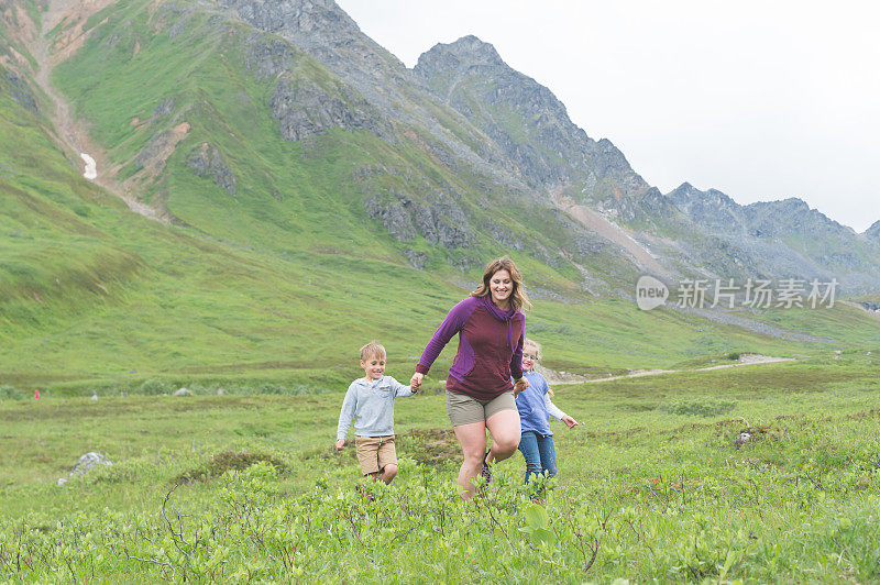 一位妈妈和她的两个孩子在阿拉斯加享受着悠闲的徒步旅行