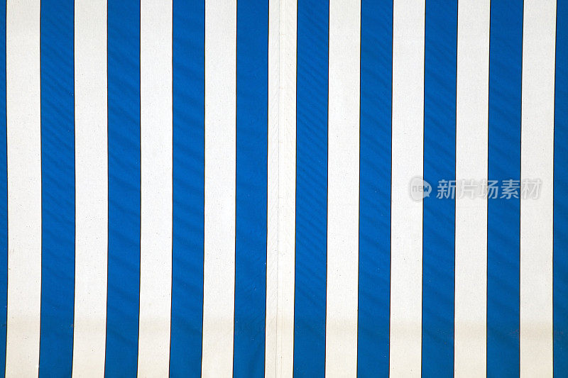 蓝色和白色条纹帆布的特写。