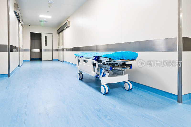医院走廊里的空床