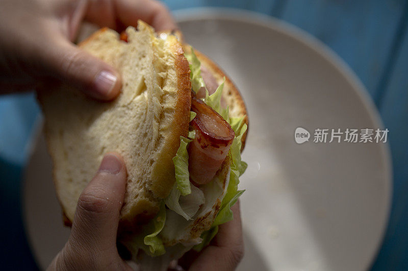 三明治:烤面包,熏肉和生菜