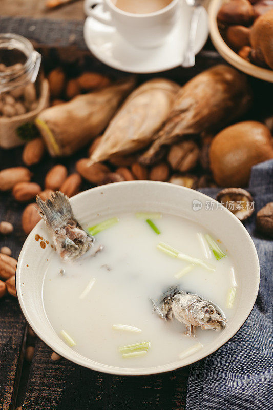 鲤鱼汤，中国特色食品，孕妇吃有催乳作用