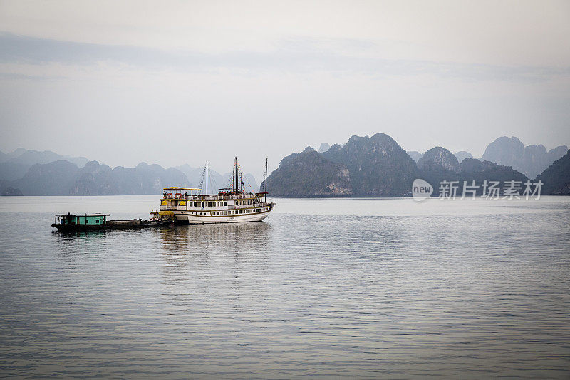 沿着下龙湾航行