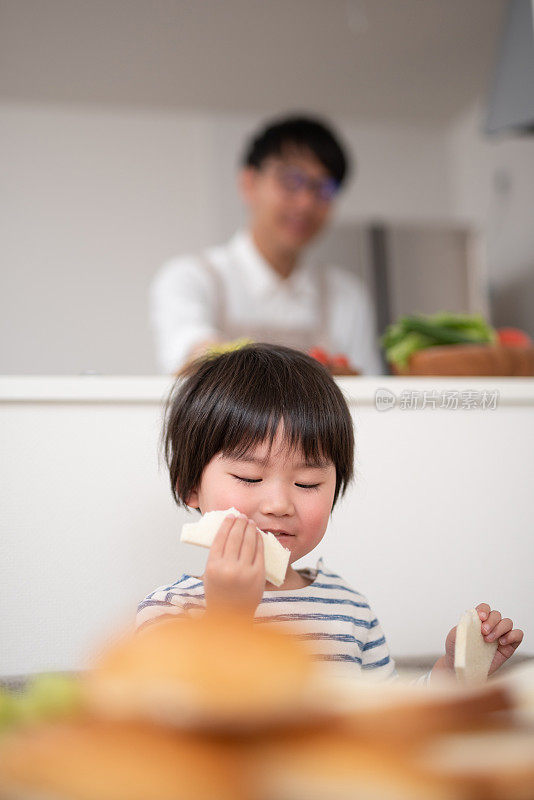 爸爸在厨房做饭