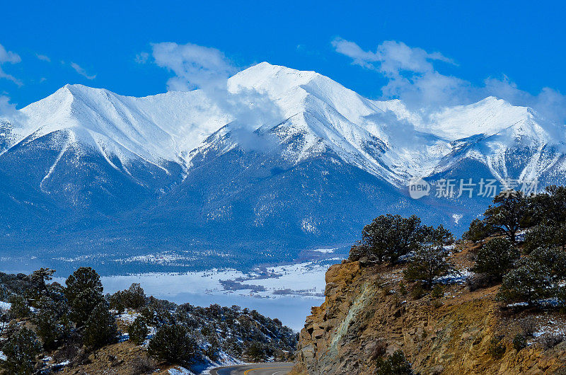 科罗拉多州积雪覆盖的山峰