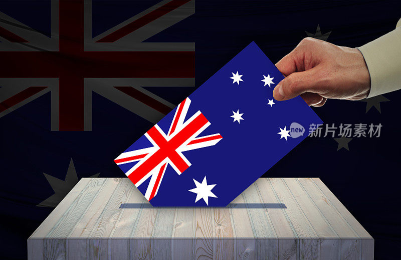 一名男子在澳大利亚国旗前投票