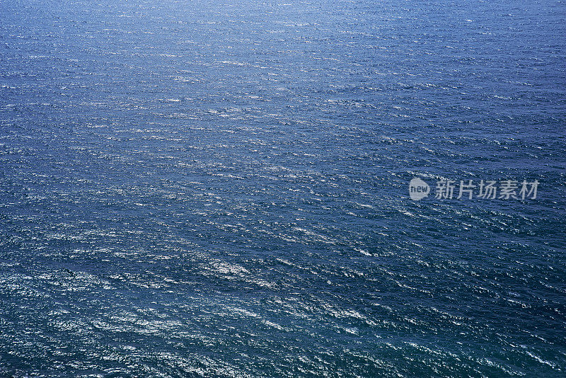 蓝色的海水和白色的阳光反射，波纹的水面背景