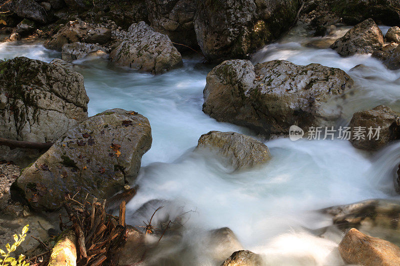 模糊的野水，山河与石头