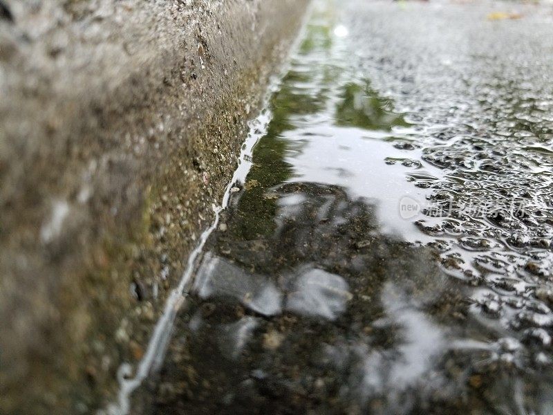 雨水在地沟