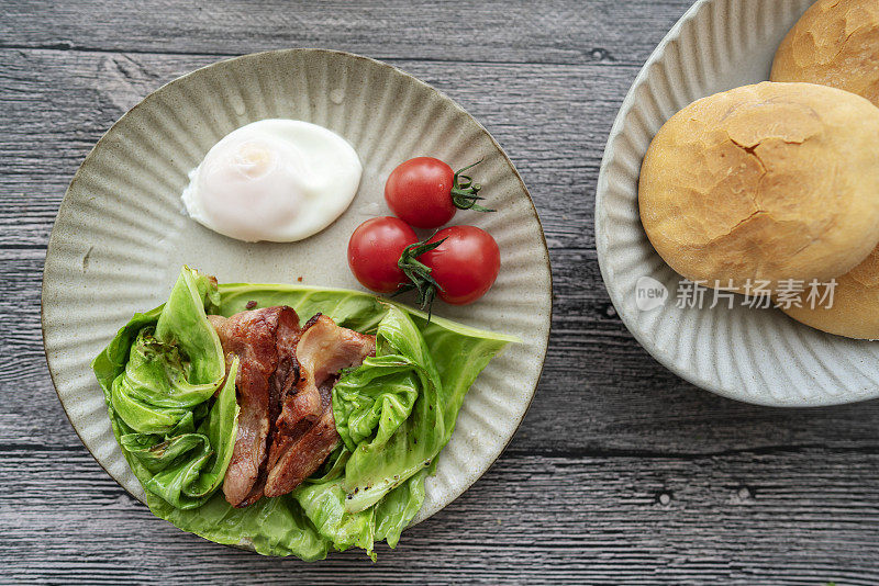 自制健康早餐:果汁、自制大饼、煮鸡蛋、炒白菜和培根