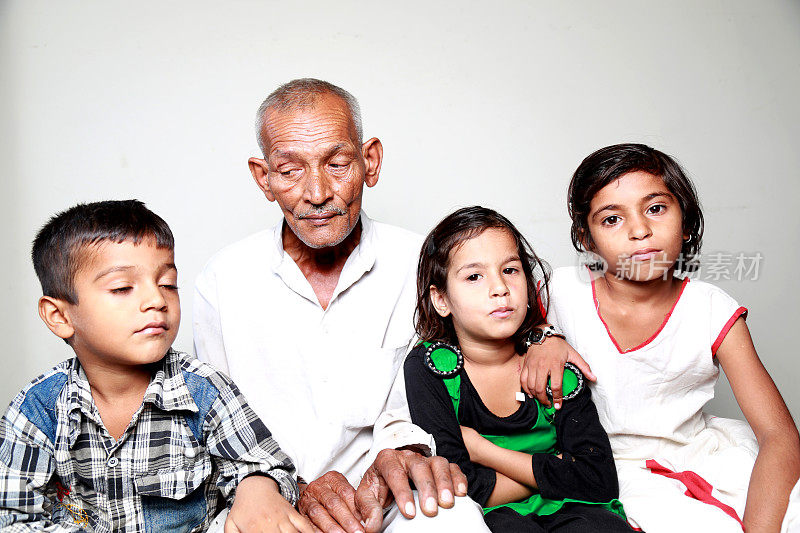印度家庭坐在一起的肖像
