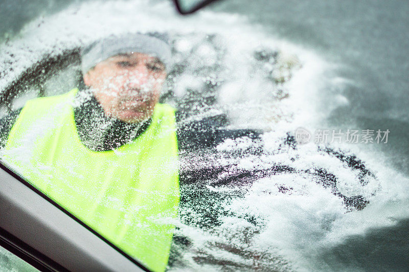 清理挡风玻璃上的积雪