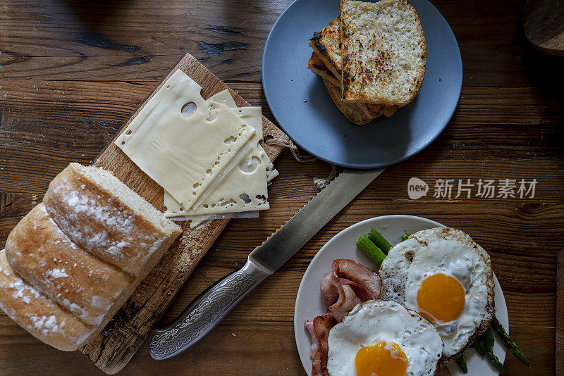 自制健康早餐:艾门塔尔芝士培根三明治，煎蛋和芦笋