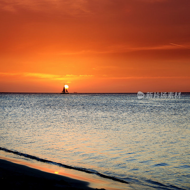 日落天空上帆船的橙色海景