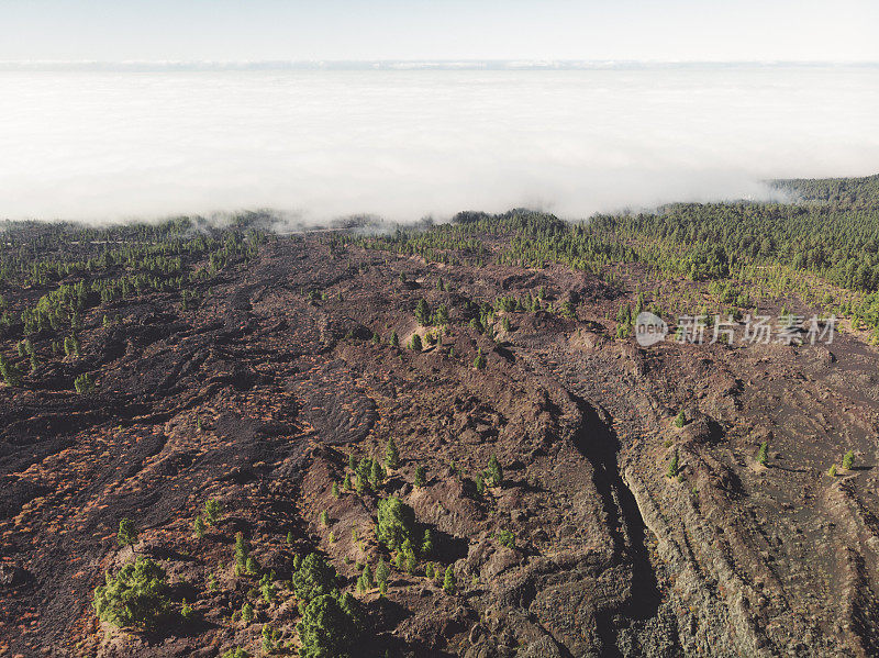 在泰德国家公园的特内里费火山上，云在熔岩景观上翻滚