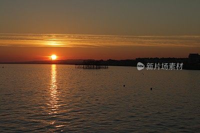 布赖顿西码头与戏剧性的日落天空在海上和城市沿海天际线布赖顿，东苏塞克斯，英国，从布赖顿码头，布赖顿海滩的黄昏照片