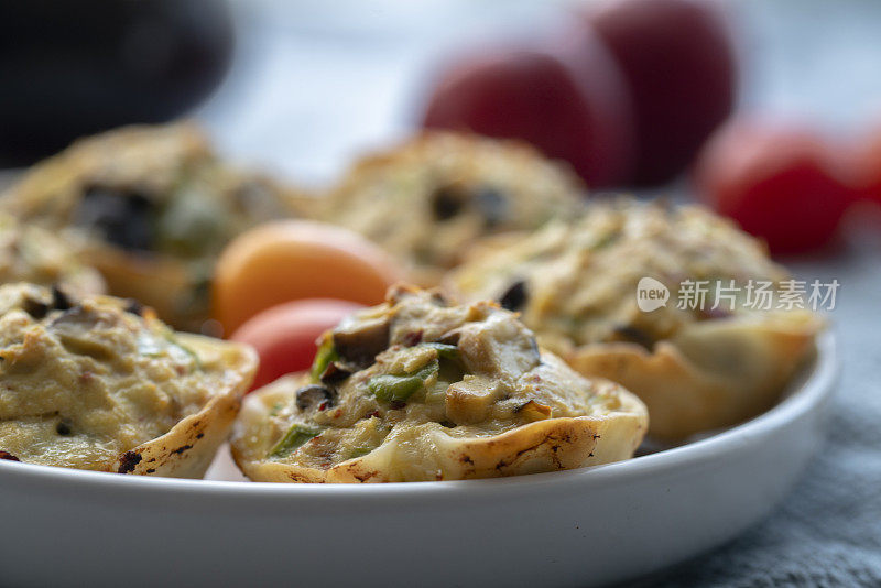 自制健康早餐:美味的松饼塞满鸡肉和蘑菇