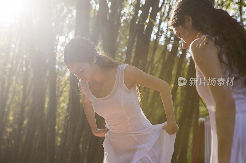 土耳其特基达格公园外，芭蕾舞姐妹们正准备摆姿势