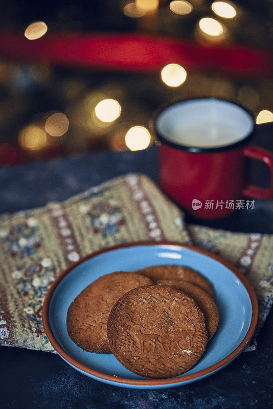 新鲜烘焙的圣诞饼干在圣诞节的家庭气氛