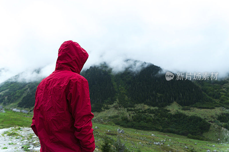 红色雨衣的人