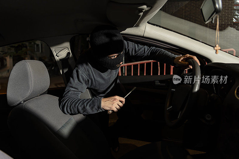 小偷试图在夜间劫持汽车