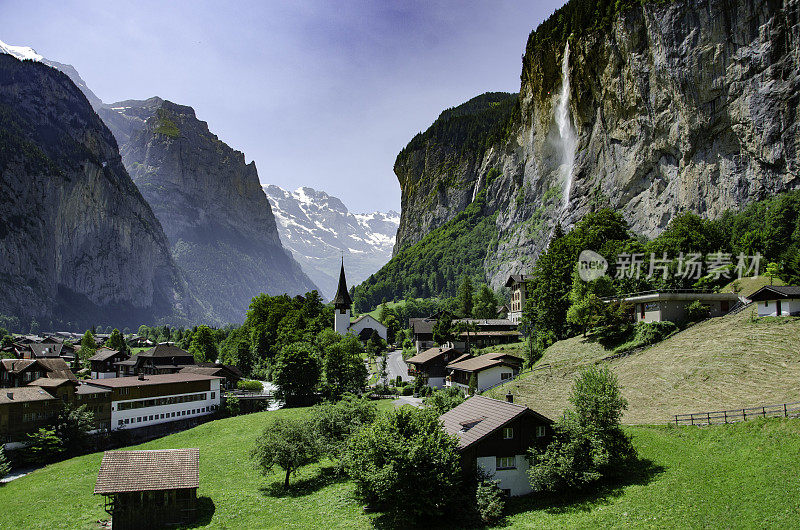 瑞士的Lauterbrunnen山村，有高耸的悬崖和瀑布。