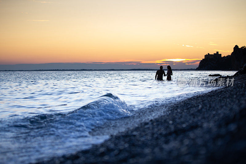 日落时分，一对成年夫妇在海上结缘