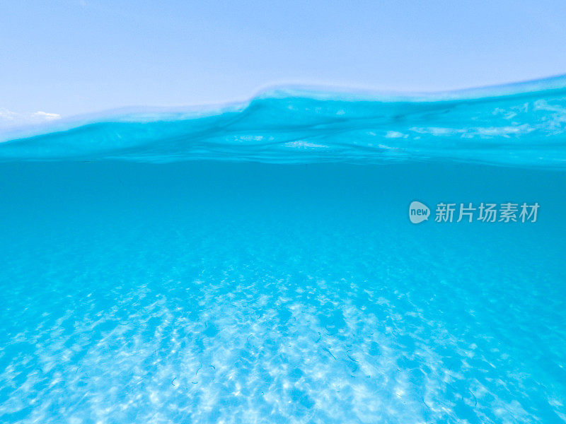 美丽的海面水平显示与可见的海底和天空