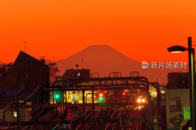 富士山的日落和日落后:从东京看