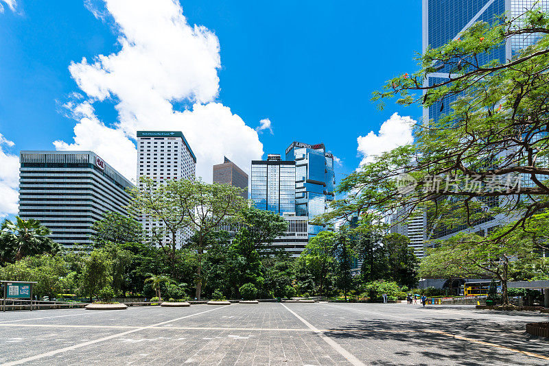 就在香港市中心现代金融摩天大楼的正下方