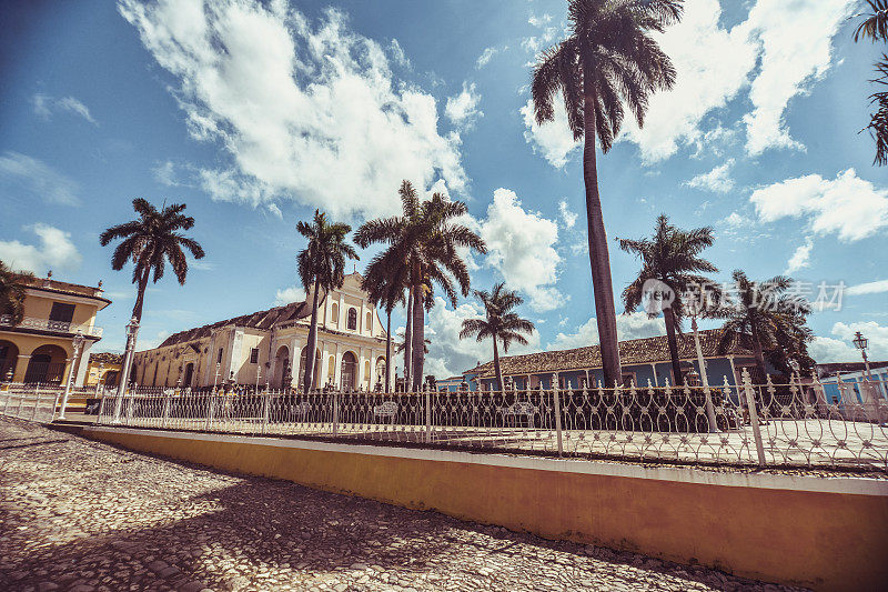 古巴特立尼达圣弗朗西斯科教堂的庭院