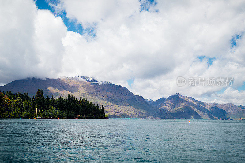 新西兰皇后镇的瓦卡蒂普湖。