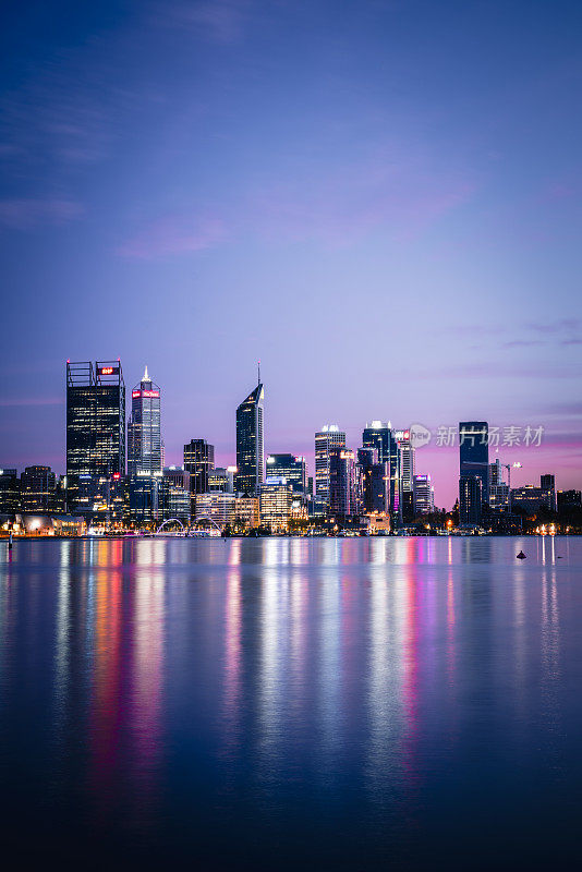 黎明时分的珀斯城天际线。珀斯是西澳大利亚州的首府