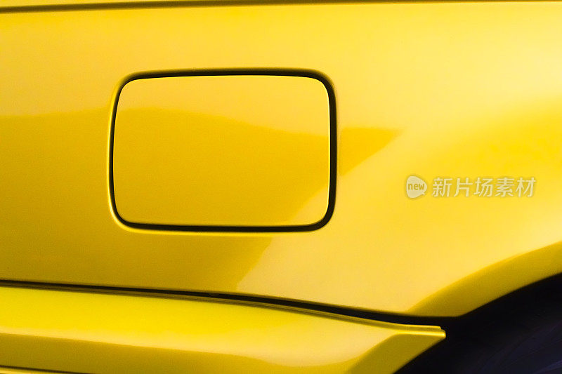 燃料帽细节上的现代跑车在亮黄色
