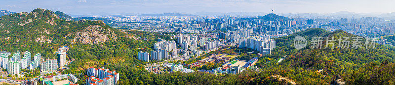 首尔空中全景俯瞰拥挤的高楼城市景观，绿山韩国